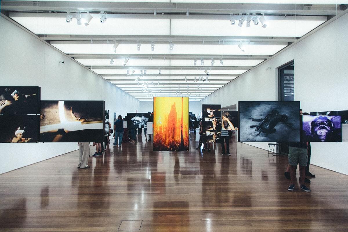 un museo con obras de arte colgando del techo