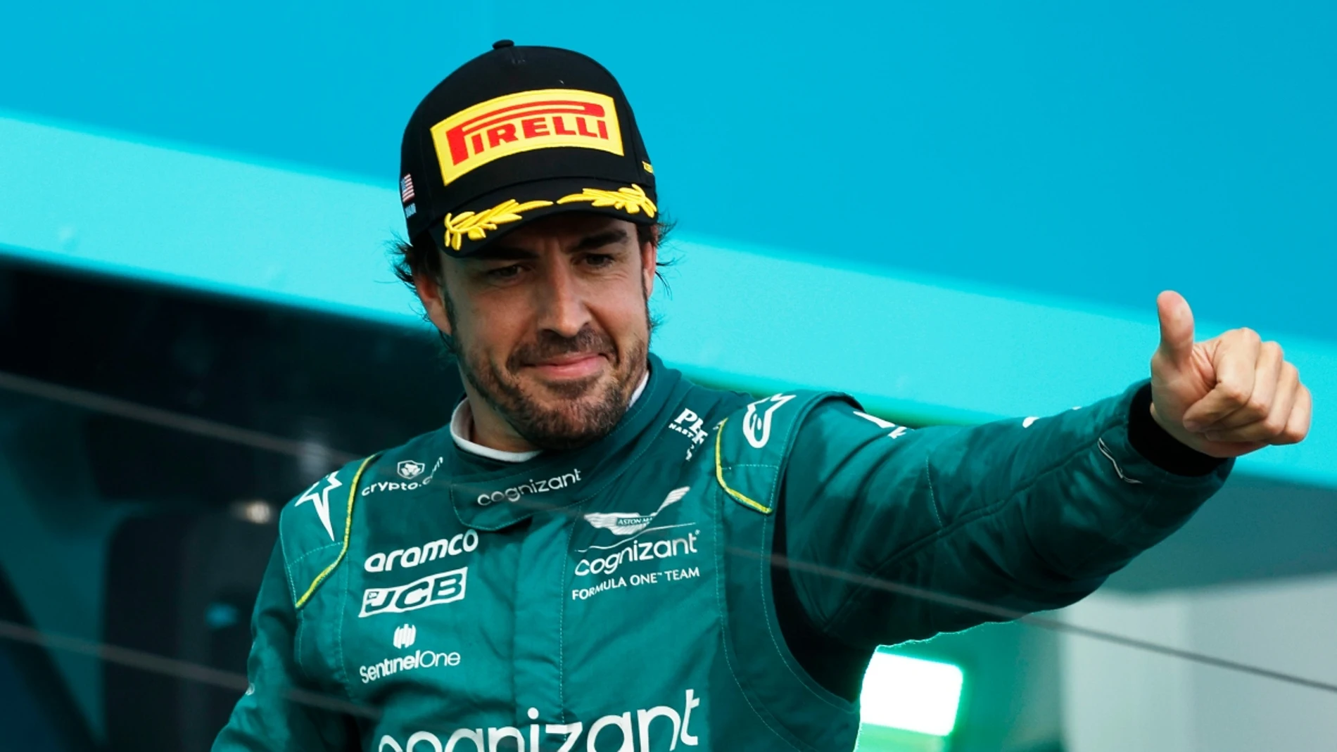 Fernando Alonso saludando