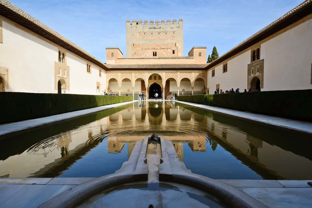 Una foto del patio arrayanes de la Alhambra.
